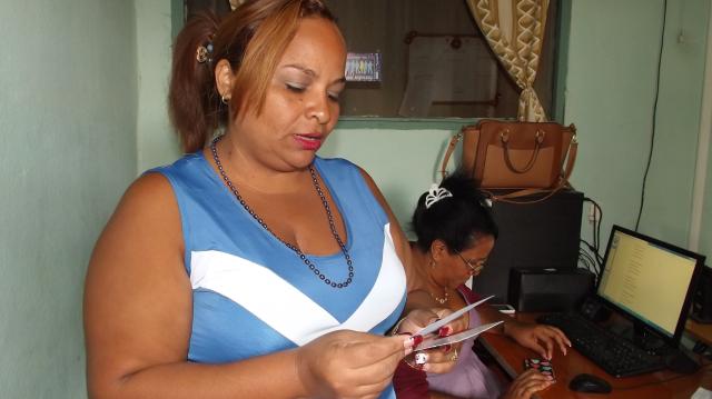 Agasajan mujeres en Radio Maboas. Foto: Rafael Aparicio Coello.