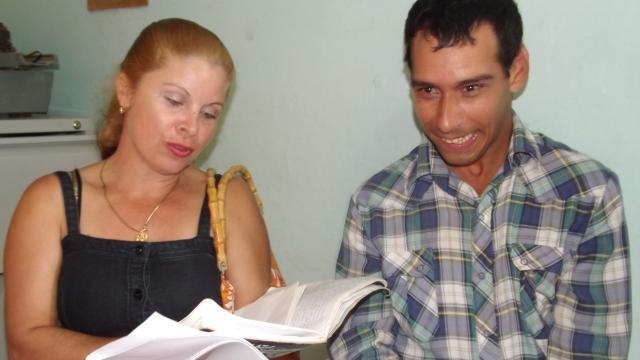 Agasajan mujeres en Radio Maboas. Foto: Rafael Aparicio Coello.