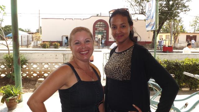 Agasajan mujeres en Radio Maboas. Foto: Rafael Aparicio Coello.