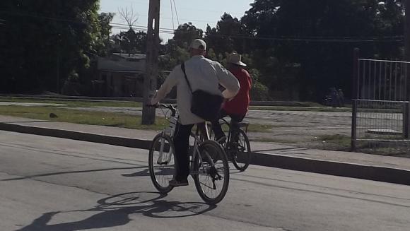 Uso de medios para protegerse de la insidencia directa de los rayos solares. Foto: Niria Isabel Cardoso Estrada Uso de medios para protegerse de la insidencia directa de los rayos solares. Foto: Niria Isabel Cardoso Estrada