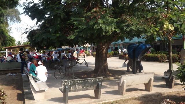 Área exterior del hospital Luis Aldana donde permanecen familiares. Foto: Rafael Aparicio Coello.