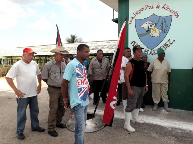 Placa de Tradición Sindical a la planta procesadora de alimentos, Pedro Plaza Fernández, del municipio de Amancio. Foto: Rafael Aparicio Coello.