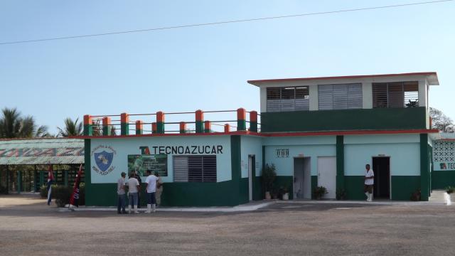 Placa de Tradición Sindical a la planta procesadora de alimentos, Pedro Plaza Fernández, del municipio de Amancio. Foto: Rafael Aparicio Coello.