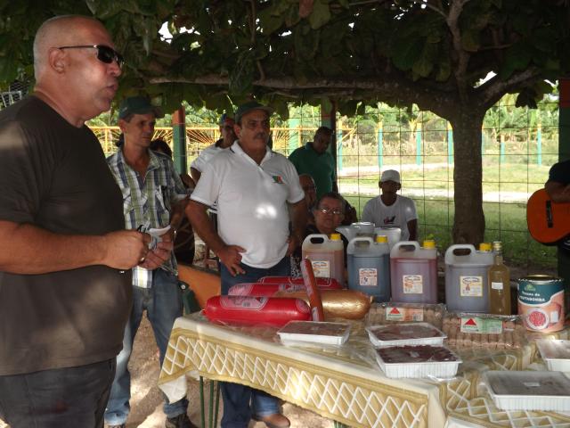 Especialistas visitan centros de producción de alimentos en Amancio. Foto: Rafael Aparicio Coello.