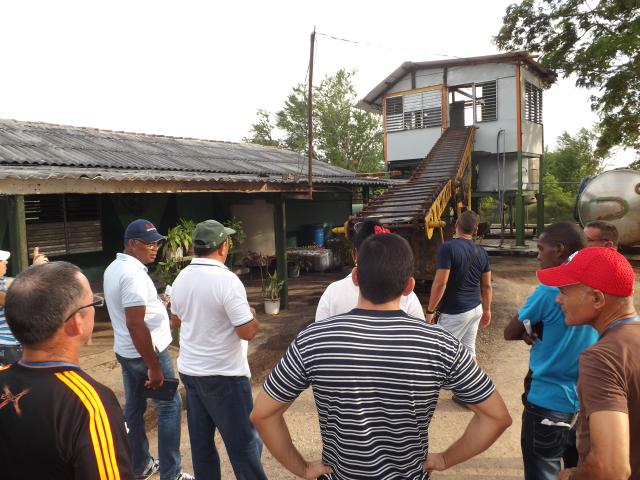 Especialistas visitan centros de producción de alimentos en Amancio. Foto: Rafael Aparicio Coello.